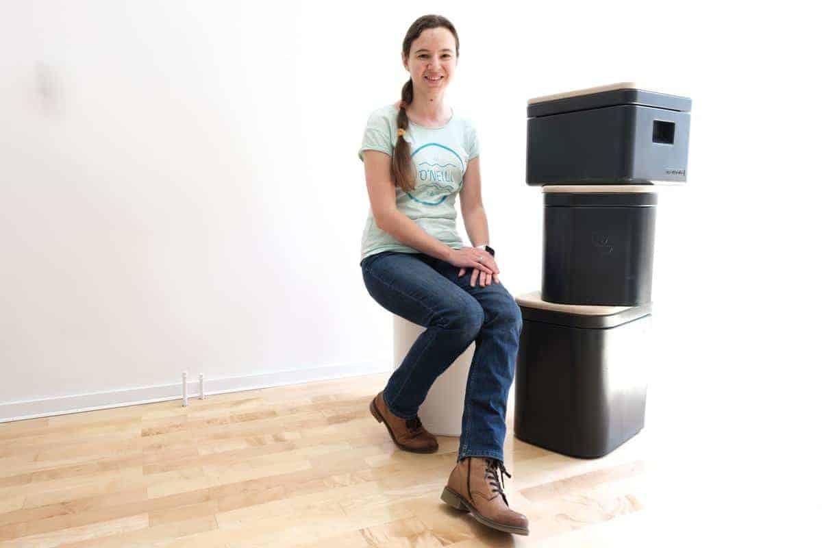 Olya Sitzt Auf Der Trelino L In Weiß, Daneben Alle Varianten In Anthrazit