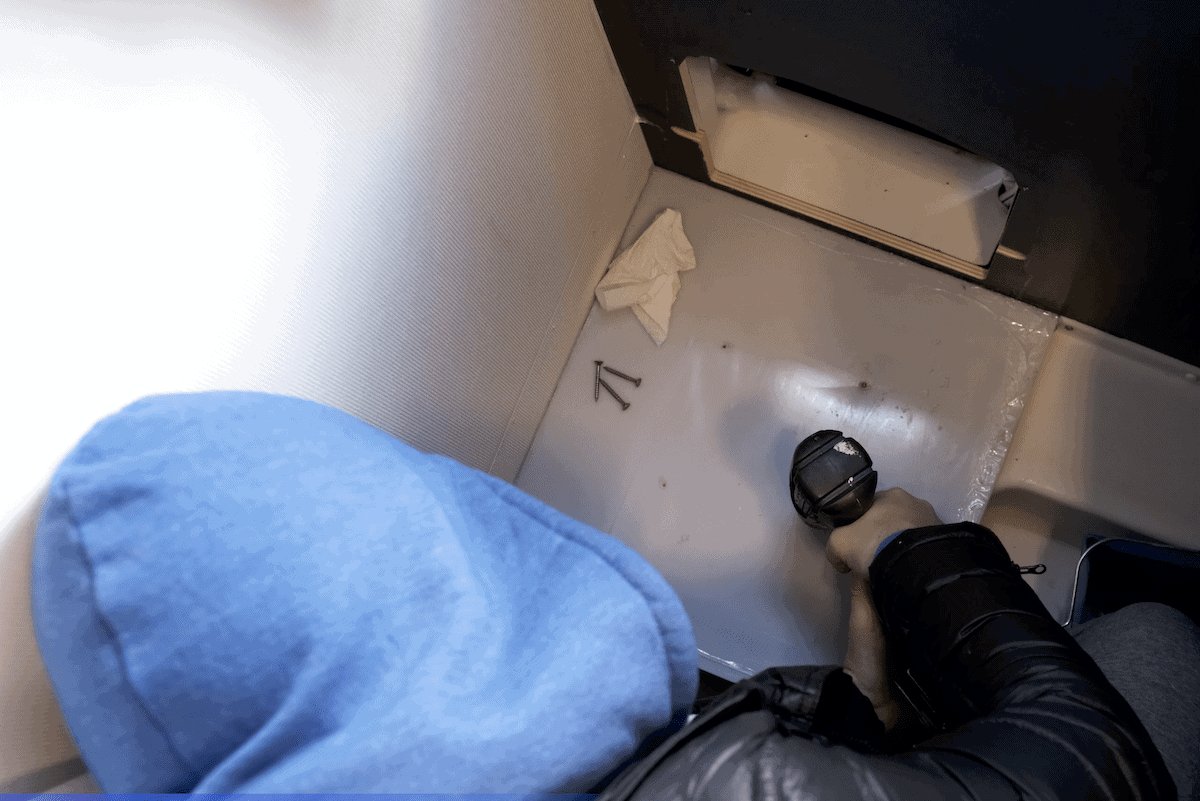 Niederschrauben Der Toiletten-Konstruktion