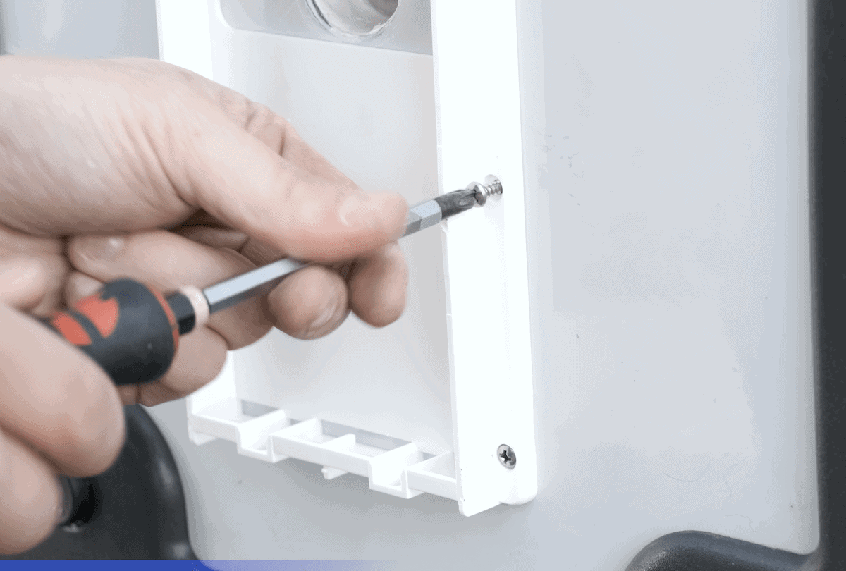 Die Sog-Abdeckung Wird Befestigt