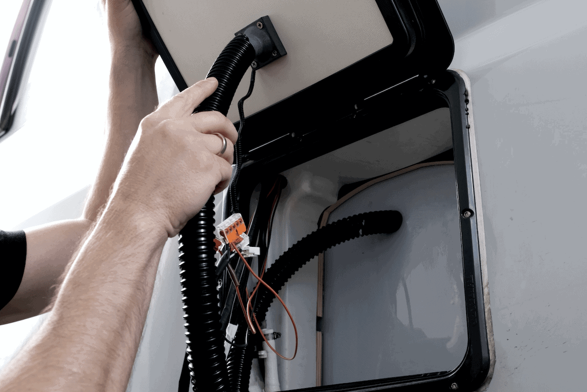 Ventilator In Der Klappe Anschrauben, Schlauch Verbinden, Fertig