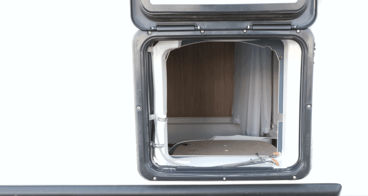 Der Kunststoffsockel Wurde Aufs Niveau Des Holzsockels &Quot;Gestutzt&Quot;