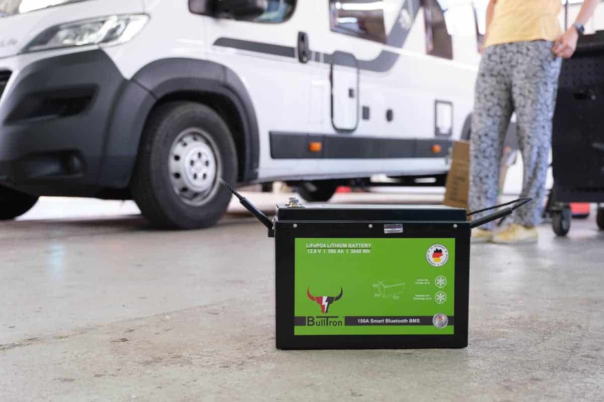 Bulltron Batterie vor Wohnmobil