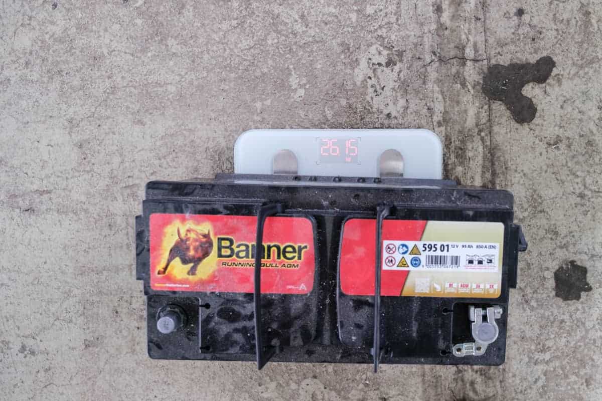 Banner Running-Bull 95 Ah Auf Der Waage (Waage Zeigt 26 Kg)