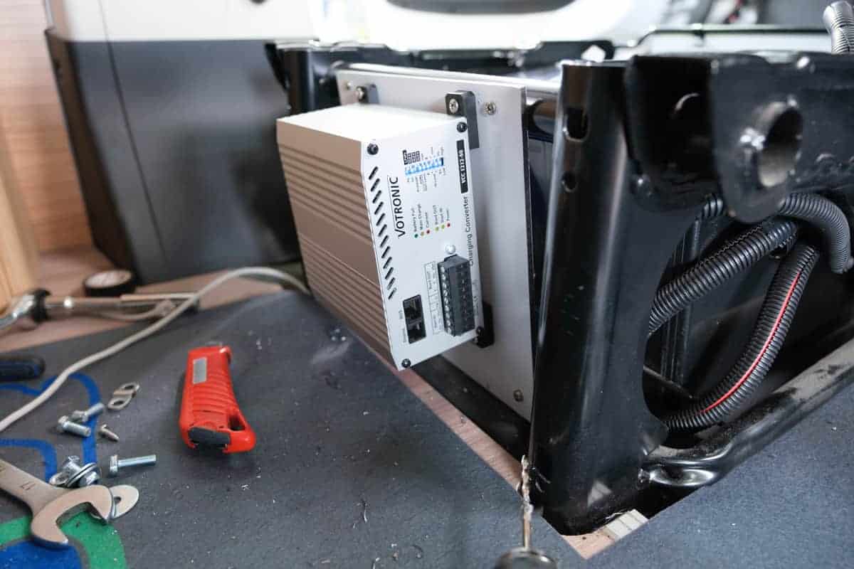 Der Votronic-Ladebooster Erhält Ebenfalls Eine Saubere Halteplatte Hinter Dem Sitz