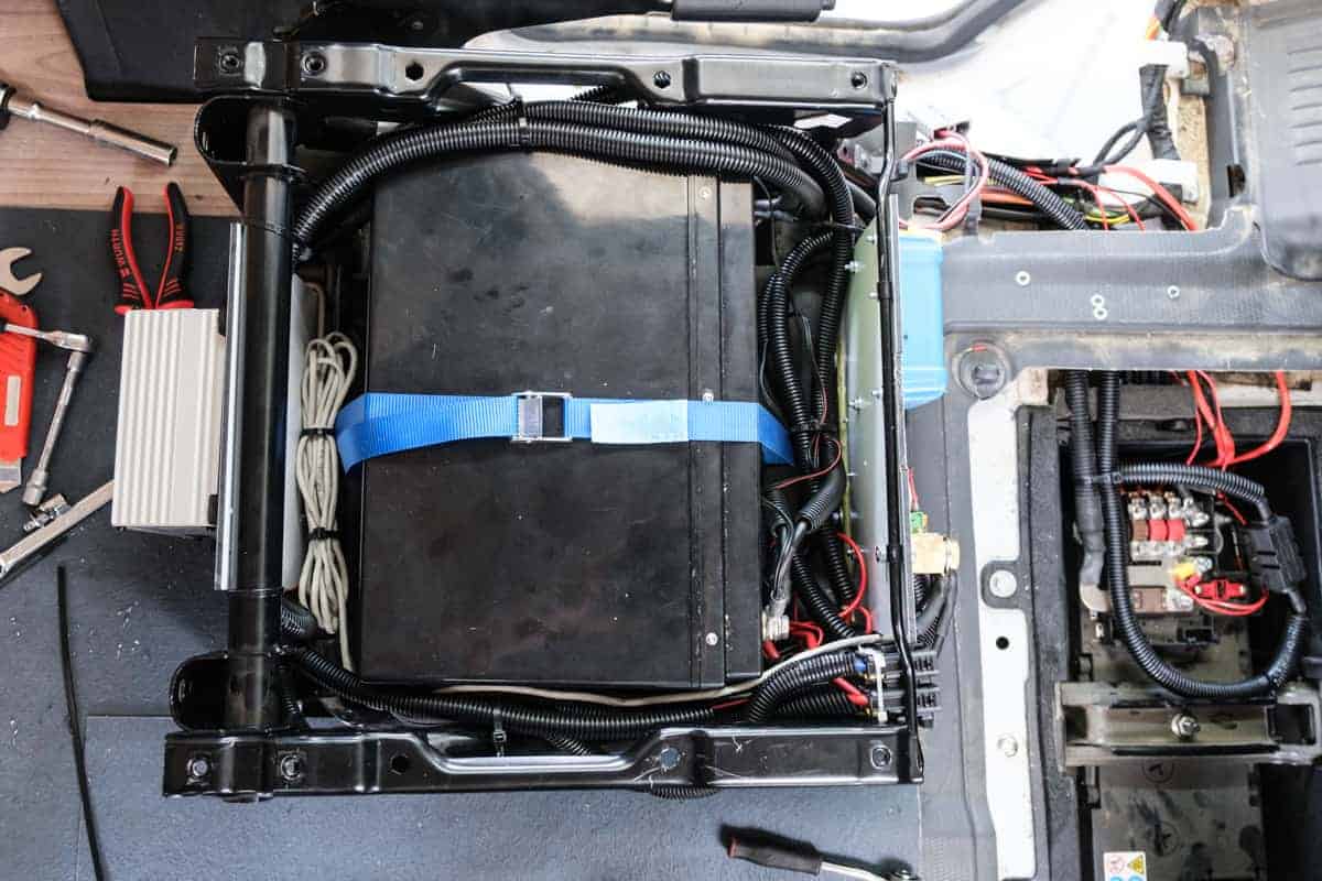 So Wird Das Ergebnis Aussehen: Mittig Die Bulltron, Dahinter Der Ladebooster, Vorne Solarladeregler, Shunt Und Sicherungen