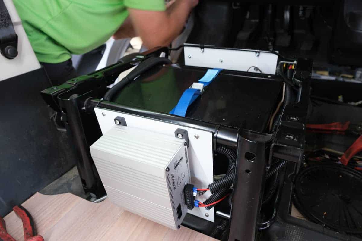 Sauberer Einbau Von Bulltron-Lithium-Batterie Und Ladebooster