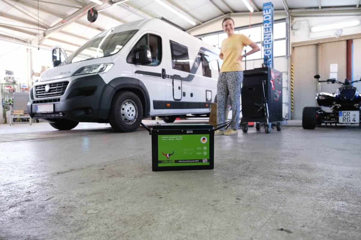  Bulltron-Batterie 300Ah Und Wohnmobil Im Hintergrund
