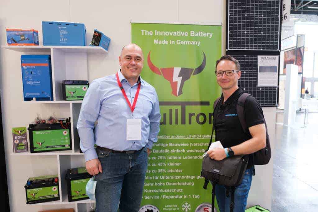 Danny Rehbock Vom Led-Lichtzentrum Zeigt Uns Nochmal Alle Bulltron-Batterien