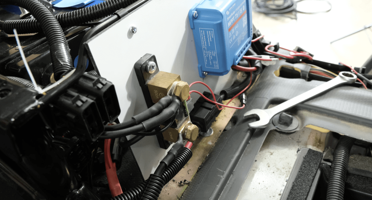 Shunt, Solarladeregler Und Sicherungen Blicken Gut Zugänglich Nach Vorne