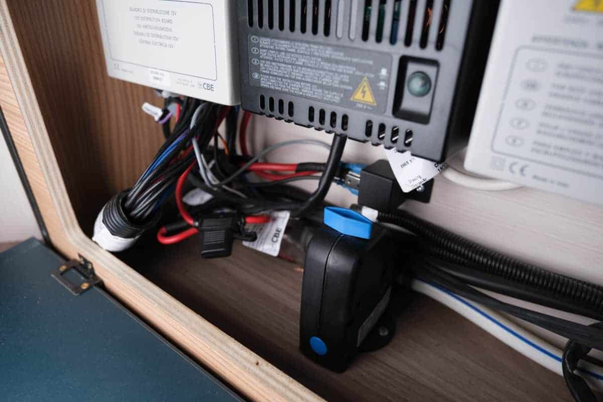 Das Umschaltrelais Trennt Den Cbe-Verteiler Bei Laufendem Motor Von Der Starterbatterie