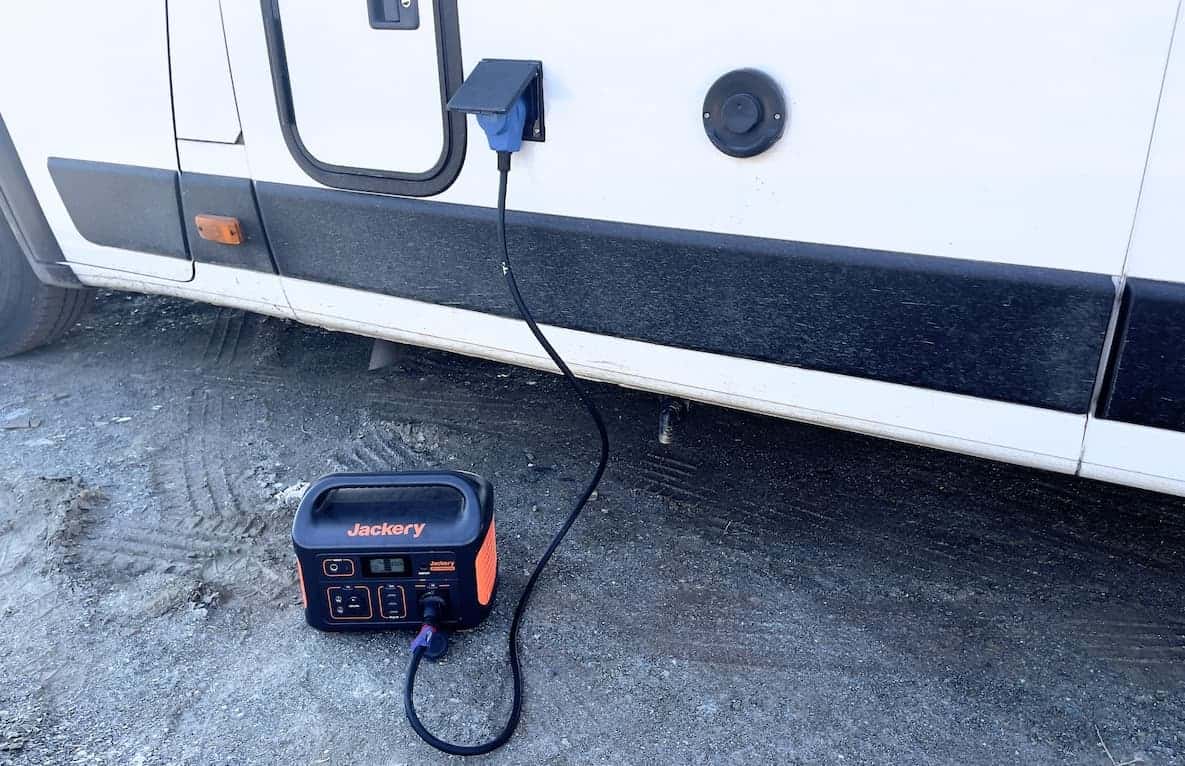 Eine Power Station Für Camping Und Wohnmobil 24 Mit Der Powerstation Die Aufbaubatterie Des Wohnmobils Laden