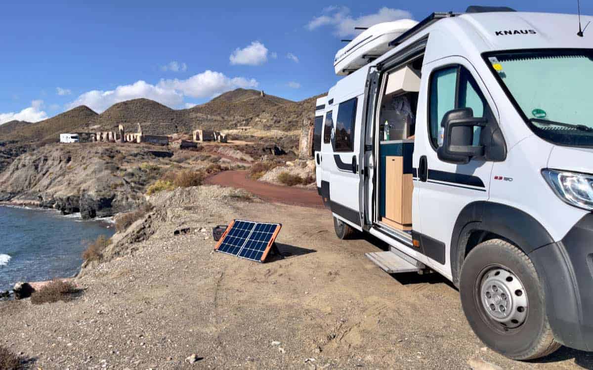 Eine Power Station Für Camping Und Wohnmobil 5 Mobile Powerstation Vor Wohnmobil