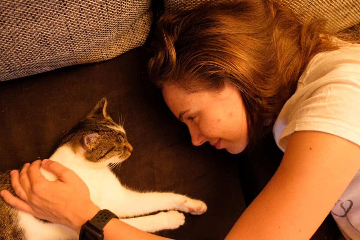 Olya Und Katze Ruby