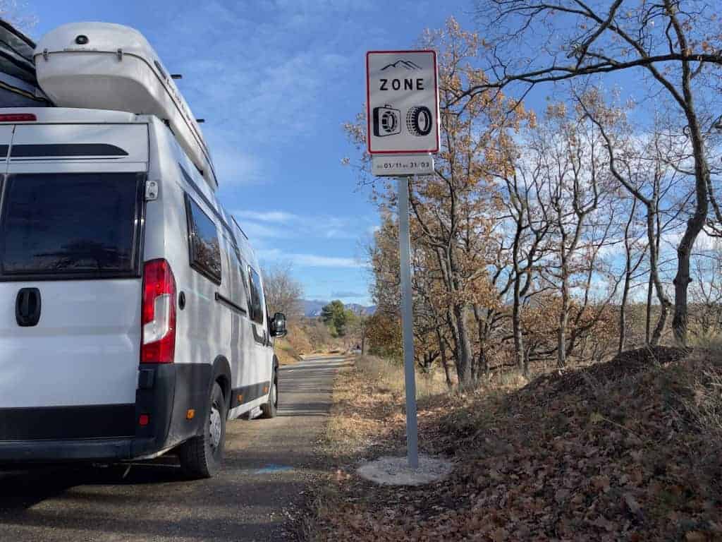 Dieses Schild Weist Auf Die Winterreifen-Pflicht In Frankreich Hin