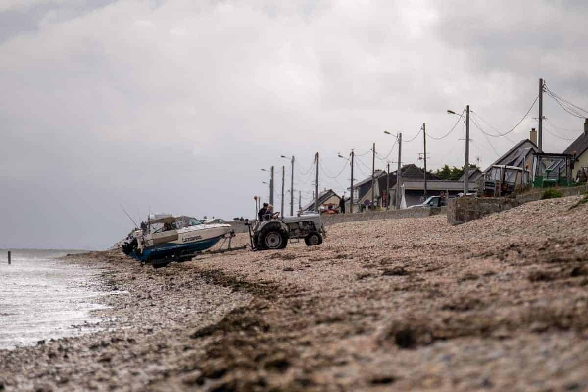 Cotentin Mit Dem Wohnmobil 6 Traktoren Ziehen Boote Aus Dem Wasser