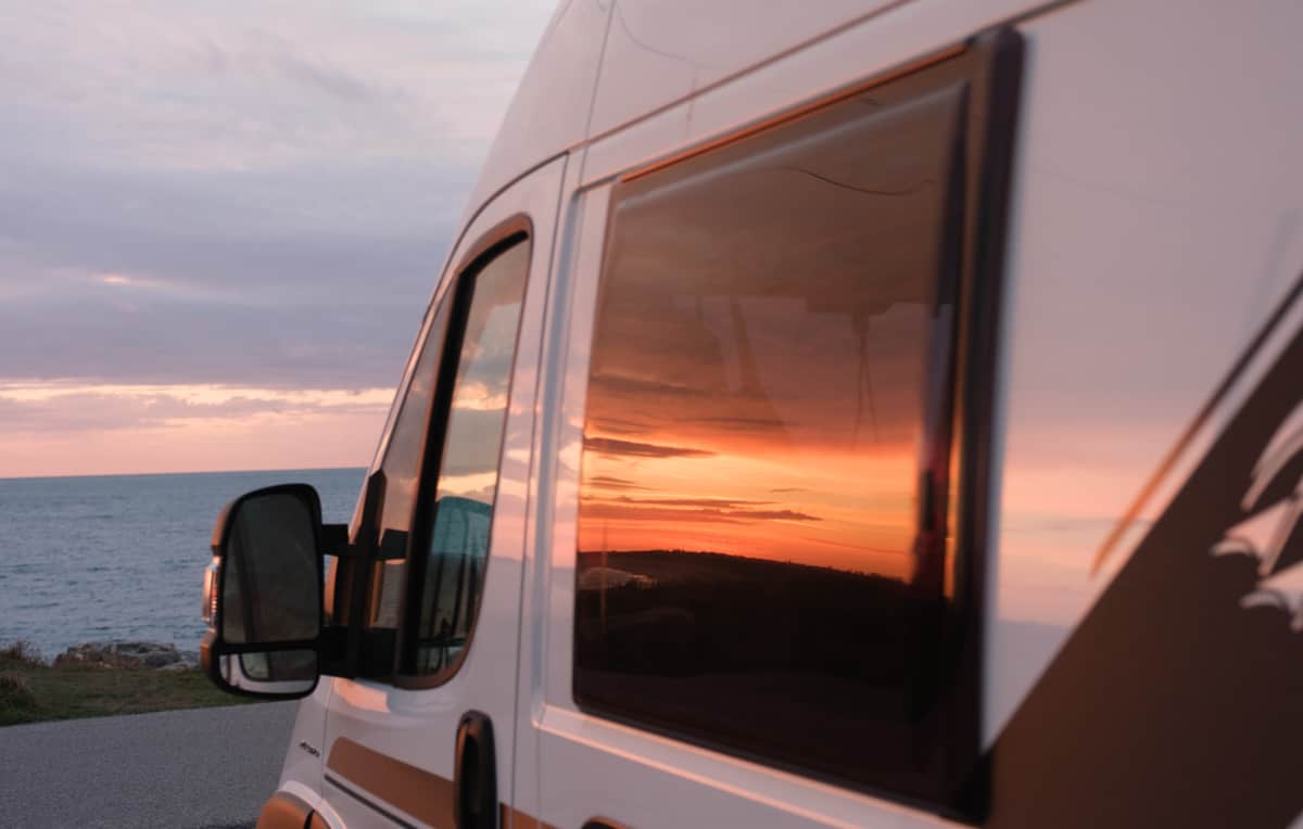 Cotentin Mit Dem Wohnmobil 23 Sonnenuntergang Spiegelt Sich Im Wohnmobil-Fenster