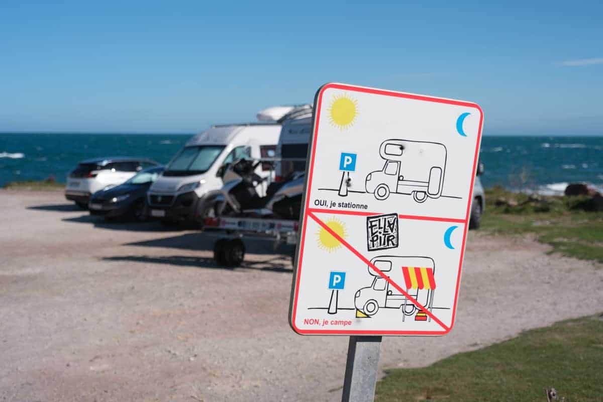 Cotentin Mit Dem Wohnmobil 29 Hinweisschild: Parken Ja, Camping Nein.