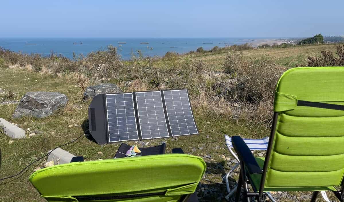 Eine Solartasche An Campingplatz Aufgestellt