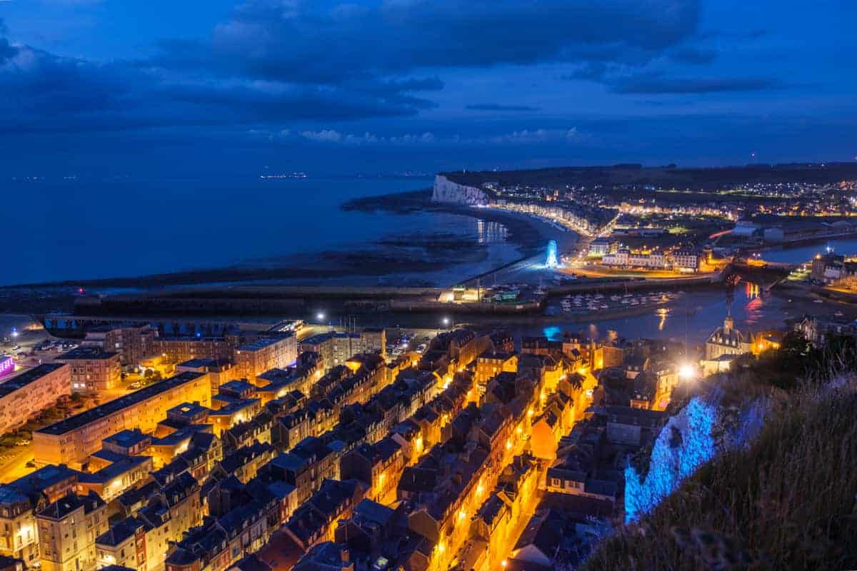 Le Tr&Eacute;Port Bei Nacht Mit Blick Auf Mers-Les-Bains