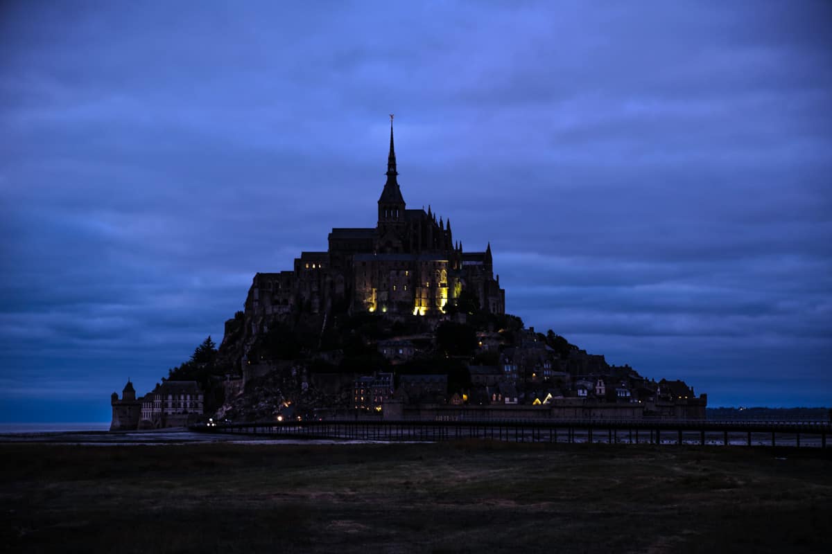 Der Mont-Saint-Michel Mit Dem Wohnmobil 28 Ein Teils Beleuchteter Mont Saint Michel Nach Einbruch Der Dunkelheit