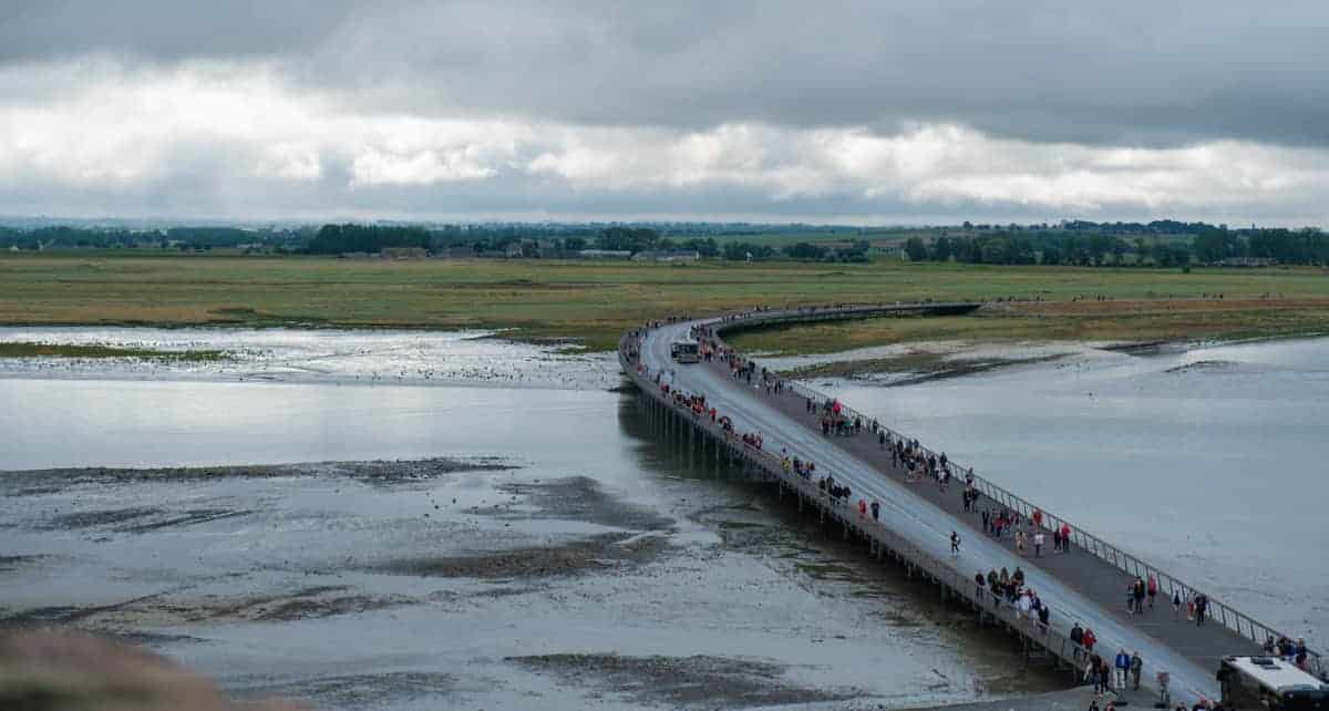 Der Mont-Saint-Michel Mit Dem Wohnmobil 34 Menschenmassen Am Steg Zum Mont Saint Michel