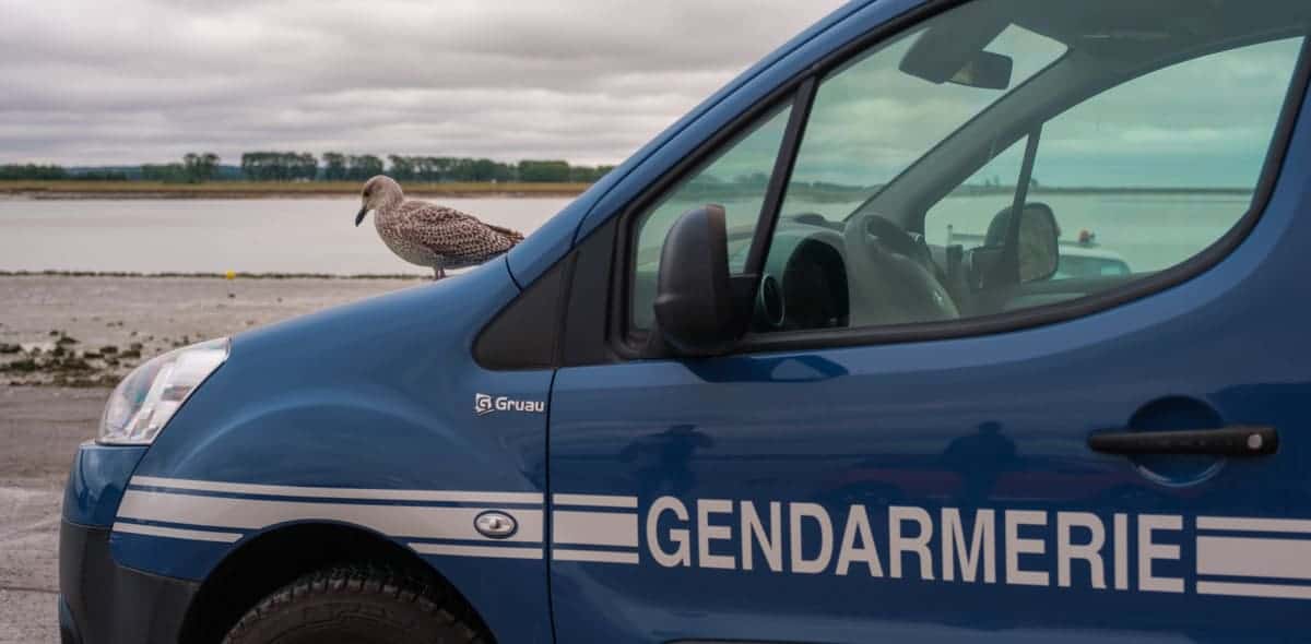 Der Mont-Saint-Michel Mit Dem Wohnmobil 33 MÖWe Auf Polizeiauto