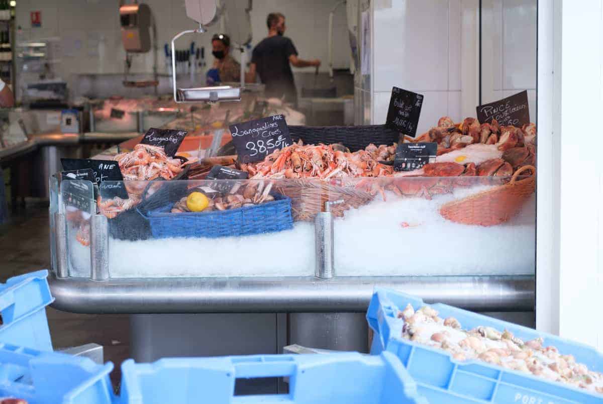 Fischh&Auml;Ndler In Le Tr&Eacute;Port