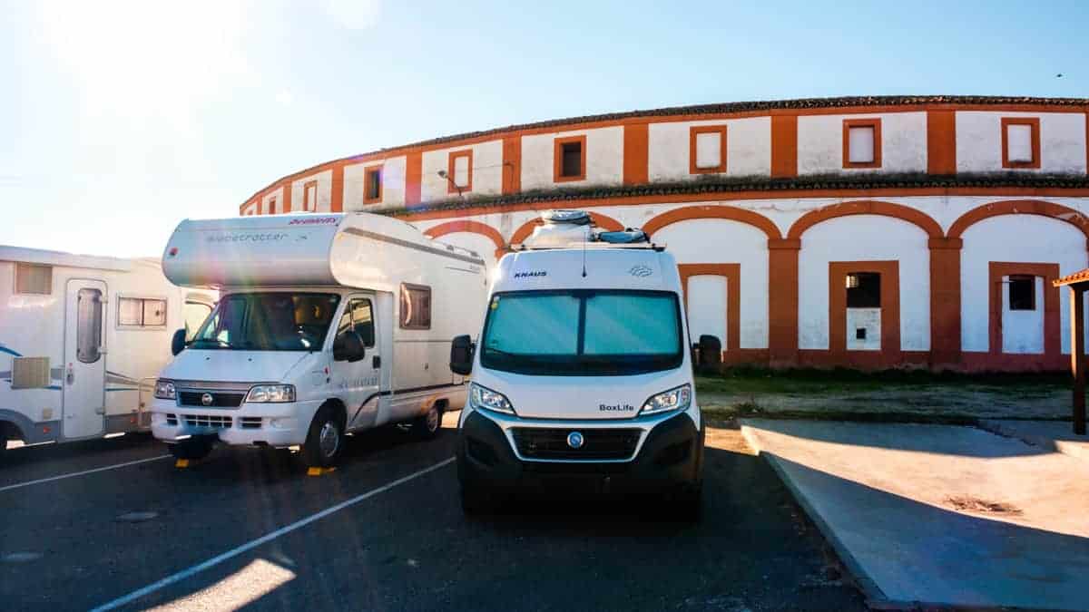 Trujillo: Wohnmobile An Der Stierkampfarena