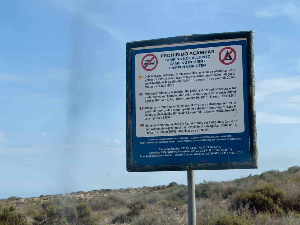 &Uuml;Berwintern In Andalusien Mit Dem Wohnmobil: Verbotsschilder Als Resultat Von Zu Langen Aufenthalten