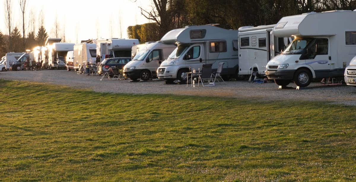 Überfüllter Wohnmobil-Stellplatz