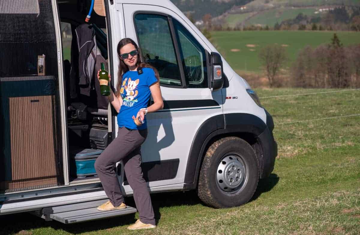 Olya Vor Dem Wohnmobil Nach Einkauf Im Hofladen