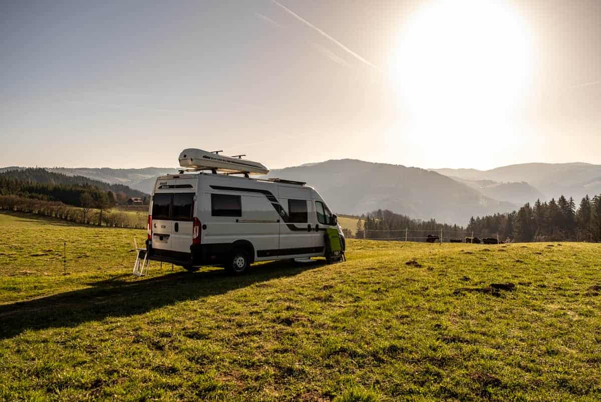 Wohnmobil Einsam Auf Einem Stellplatz Am Bauernhof Über Schau Aufs Land