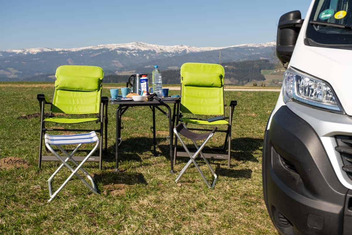 Frühstück In Ruhe Mit Blick Auf Die Österreichischen Berge Am Privaten Stellplatz