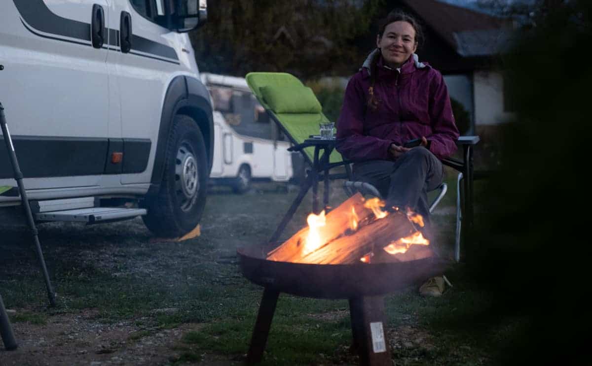 Lagerfeuer Vor Dem Wohnmobil