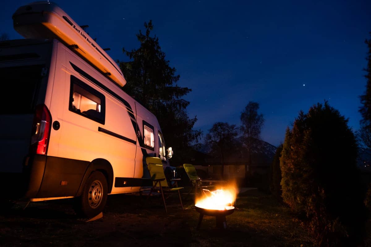 Lagerfeuer Vor Wohnmobil