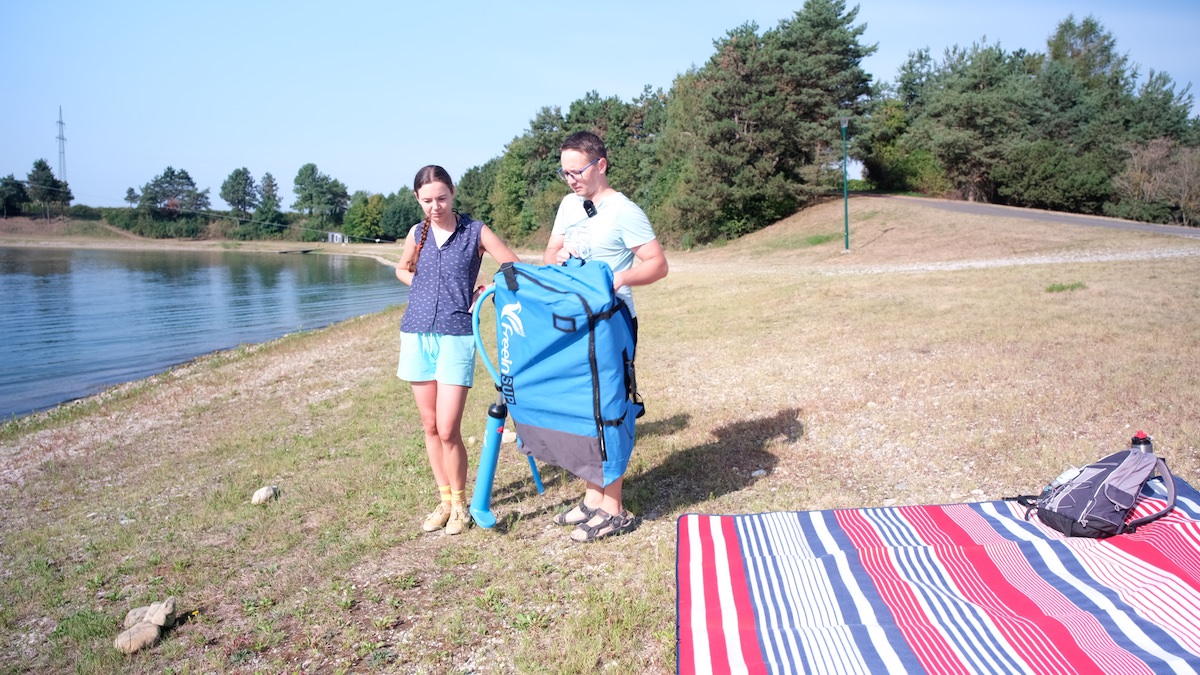 Mit Dem Rucksack Lässt Sich Das Sup Bequem An Den Strand Transportieren