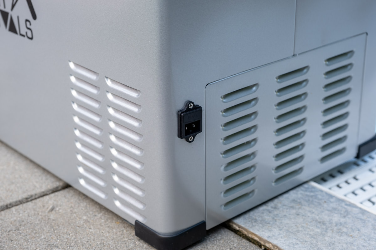 Icecube Kühlbox Von Maentum Im Großen Test 4 Netzgerät-Anschluss Seitlich Am Stabilen Metallgehäuse Der Icecube Kühlbox