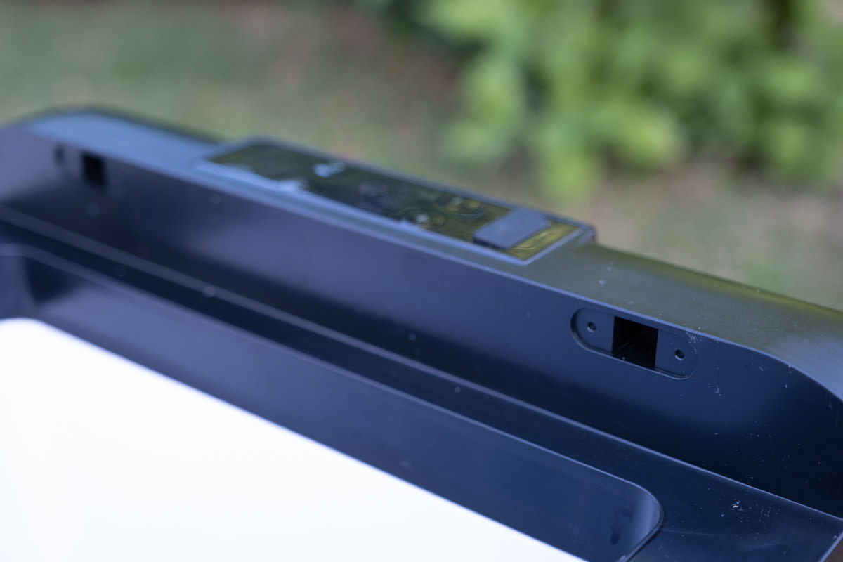 Icecube Kühlbox Von Maentum Im Großen Test 8 Die Scharniere Des Deckels Der Kühlbox Lassen Sich Einfach An Die Kurze Seite Umbauen