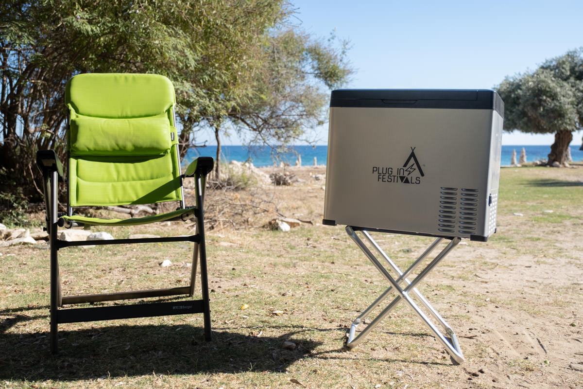 Icecube Kühlbox Von Maentum Im Großen Test 18 Icecube-Kompressorkühlbox Neben Campingstuhl