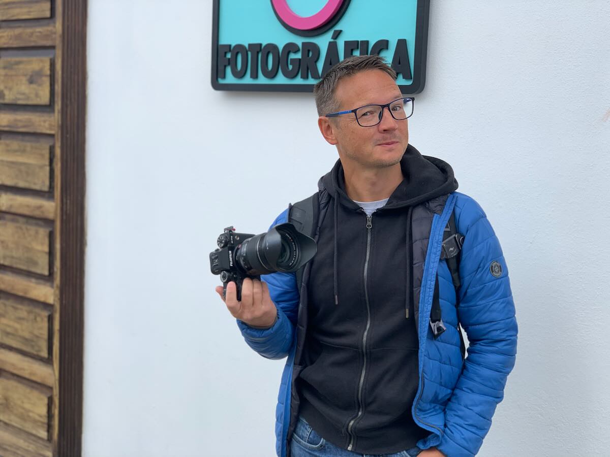 Ich Vor Foto-Museum Mit Kamera