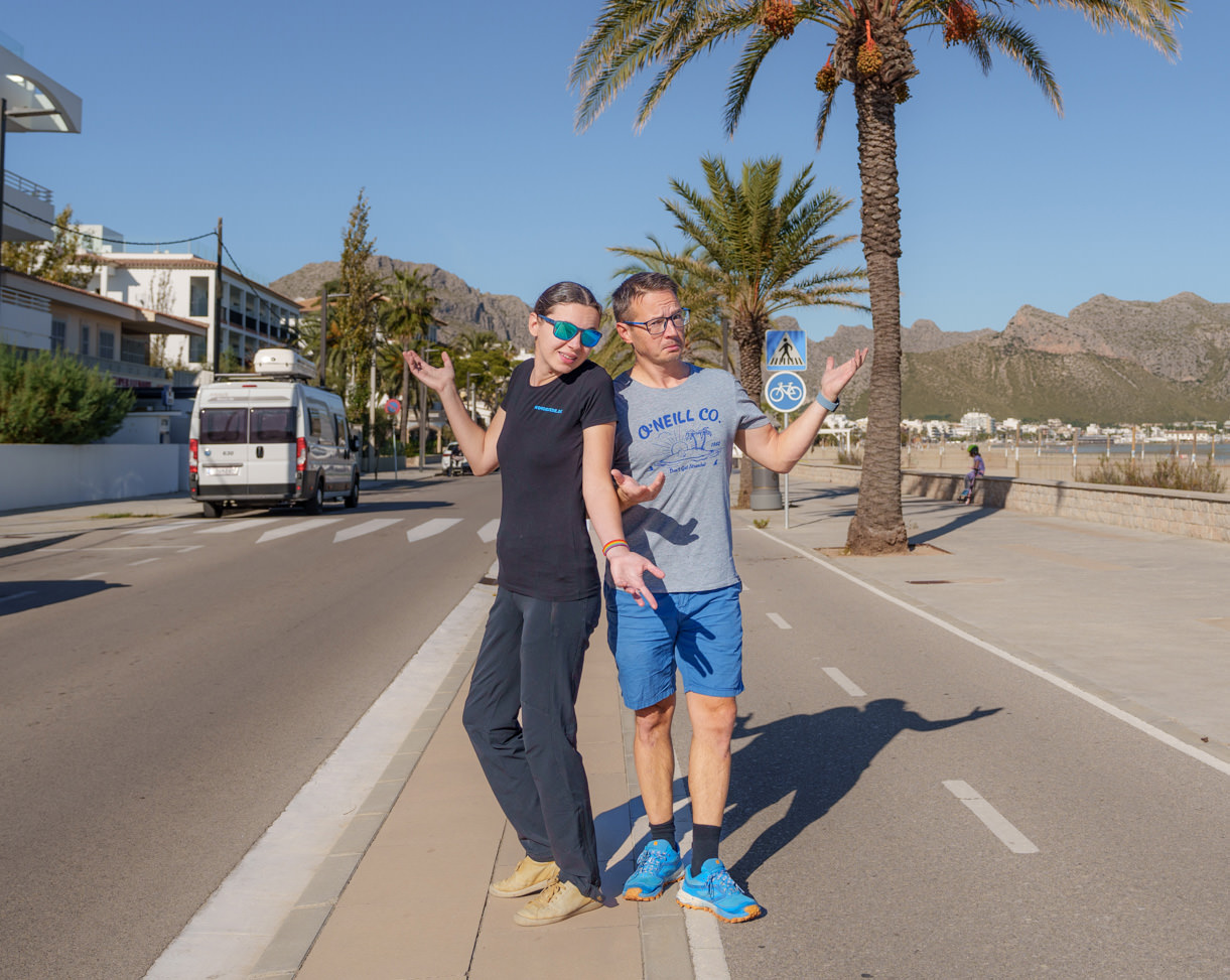 Zweifelnde Camper vor Wohnmobil