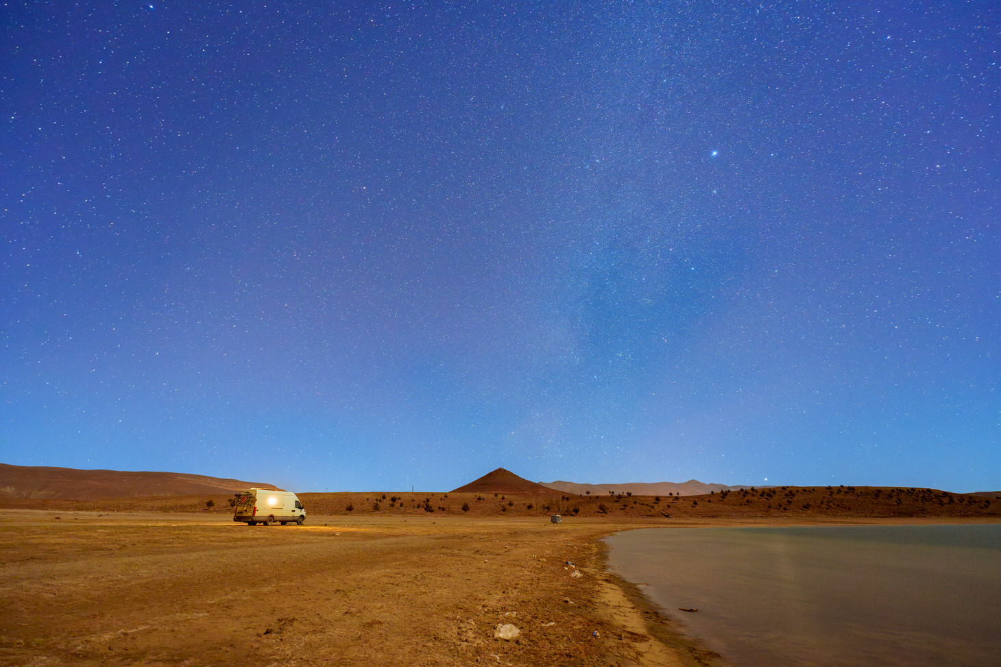 Wohnmobile An Bergsee Im Hohen Atlas