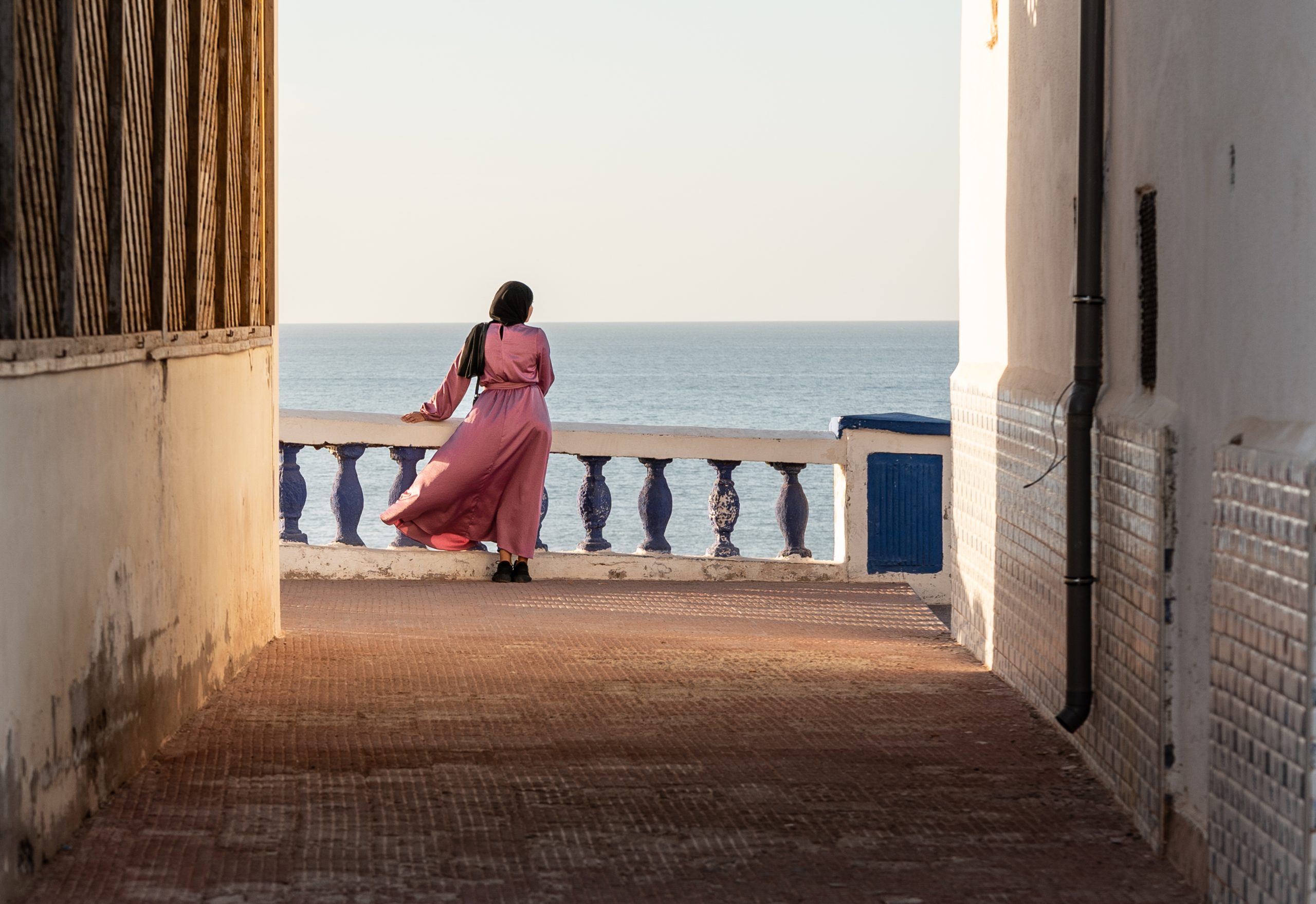Frau blickt in Sidi Ifni aufs Meer Frau blickt in Sidi Ifni aufs Meer