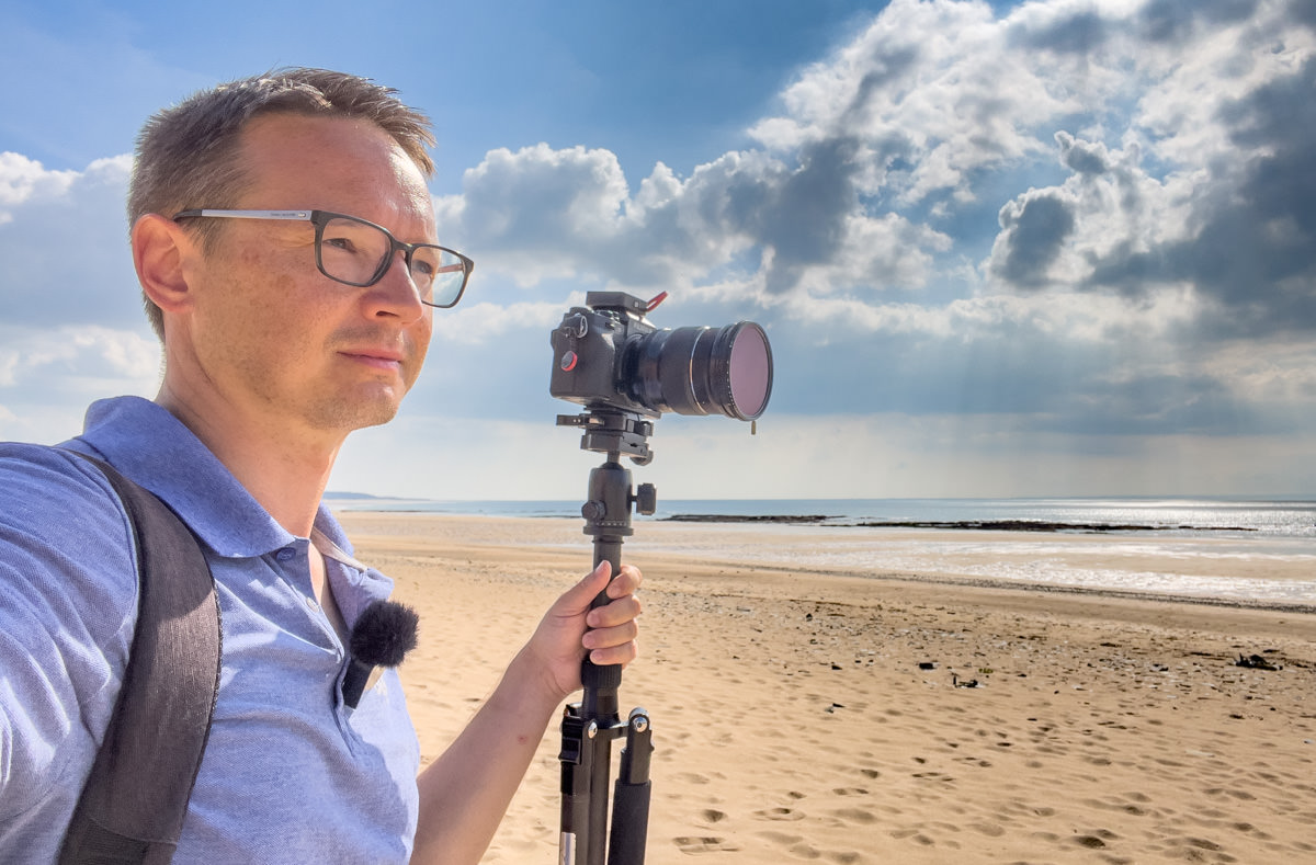 Ich Mit Videokamera Und Stativ