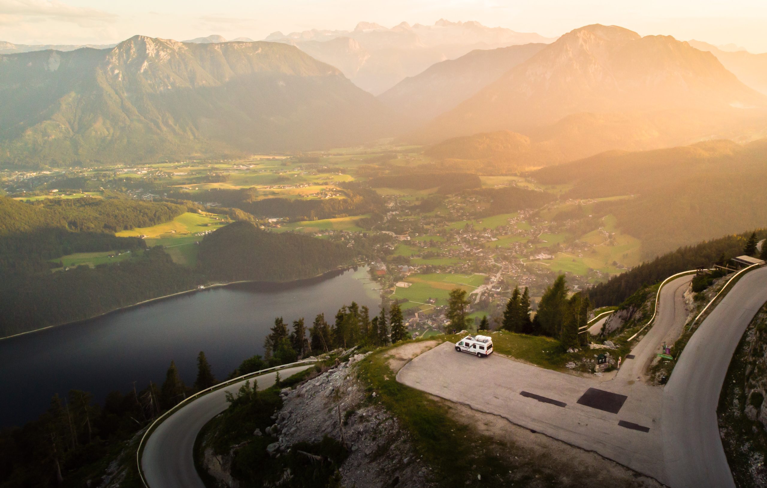 Blick auf Wohnmobil über Altaussee mit dem Dachstein im Hintergrund Blick auf Wohnmobil über Altaussee mit dem Dachstein im Hintergrund