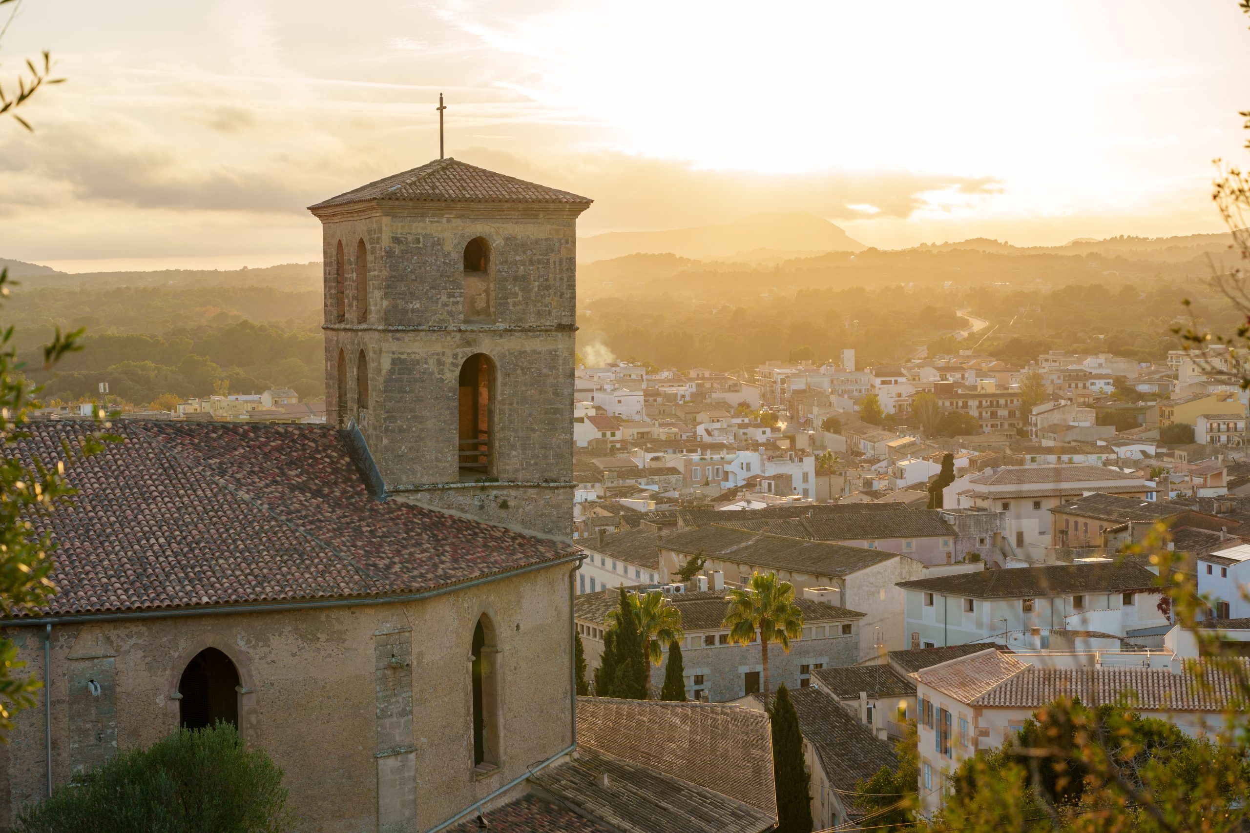 Städtchen auf Mallorca in der Abendsonne Städtchen auf Mallorca in der Abendsonne