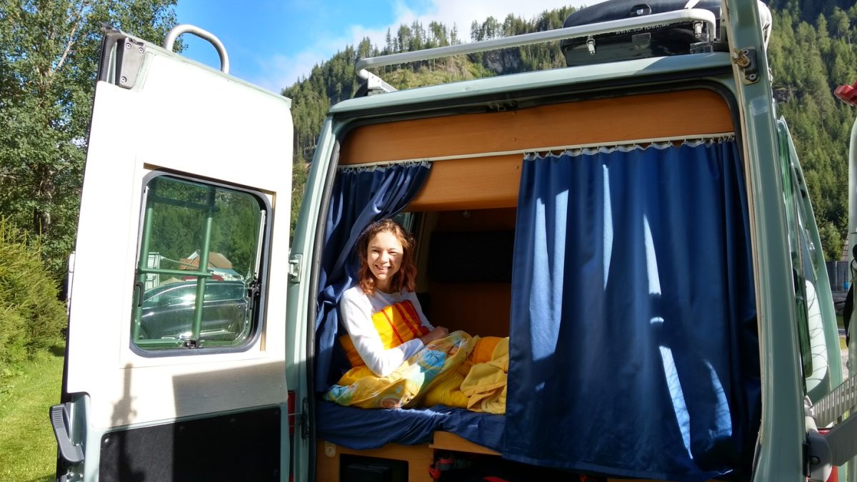 Olya Am Bett Des Pössl Duett Kastenwagens