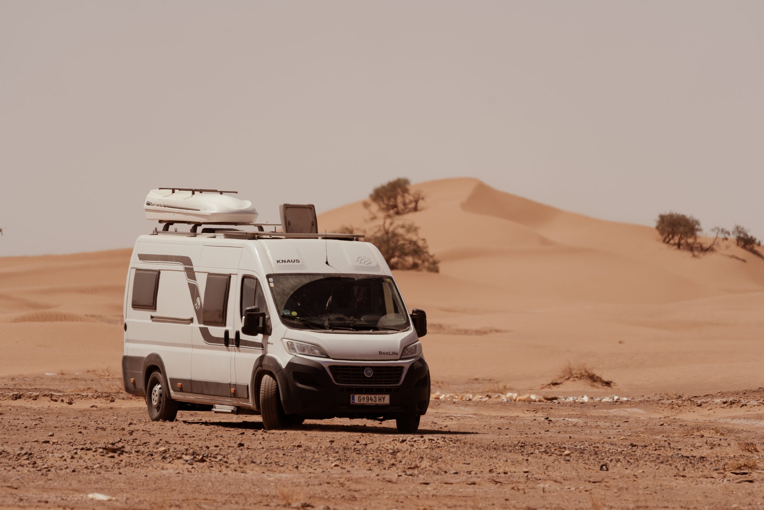 Unser Camper van vor einer Düne in der Sahara bei M'hamid Wohnmobil vor einer Düne in der Sahara bei M'hamid