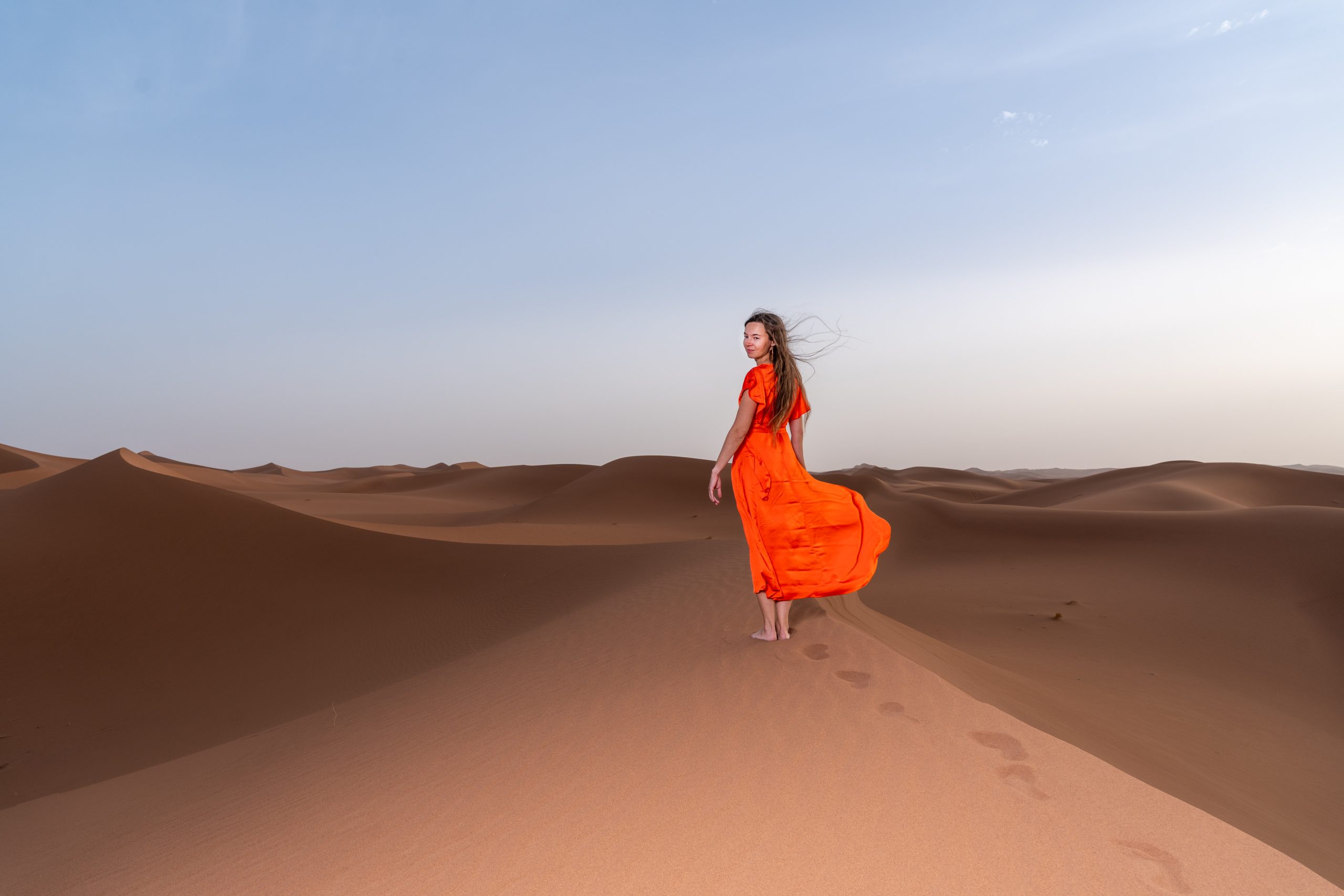 Frau in rotem Kleid in der Sahara Frau in rotem Kleid in der Sahara