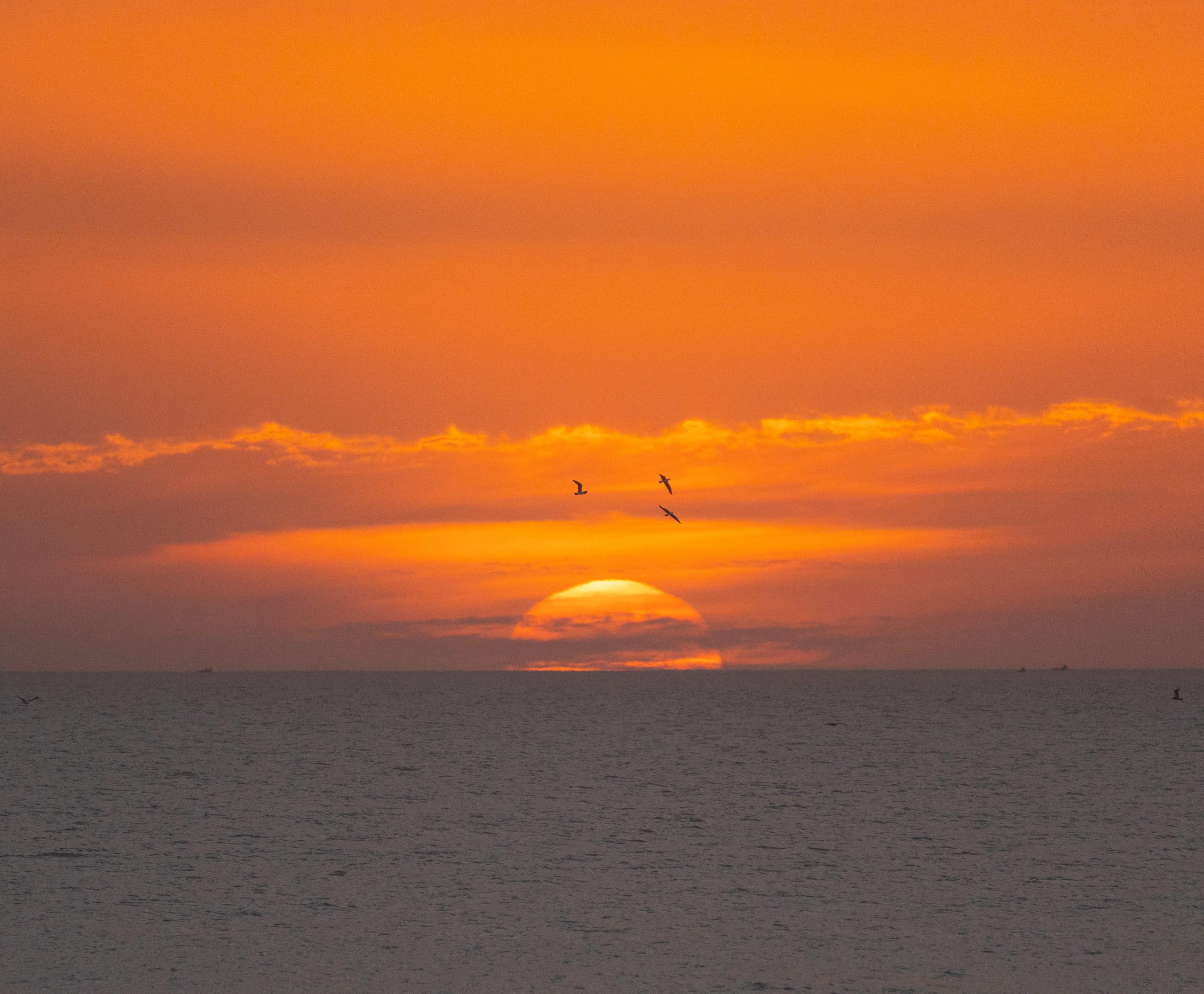 Ein Sonnenuntergang über dem Atlantik in Marokko Ein Sonnenuntergang über dem Atlantik in Marokko